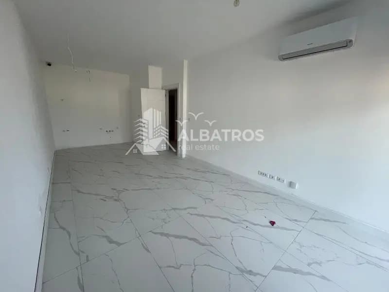 İlinu, Bar'da 53,3m2 tek odalı daire satılık.
