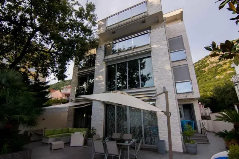 Verkauf, Villa, 300m², Budva