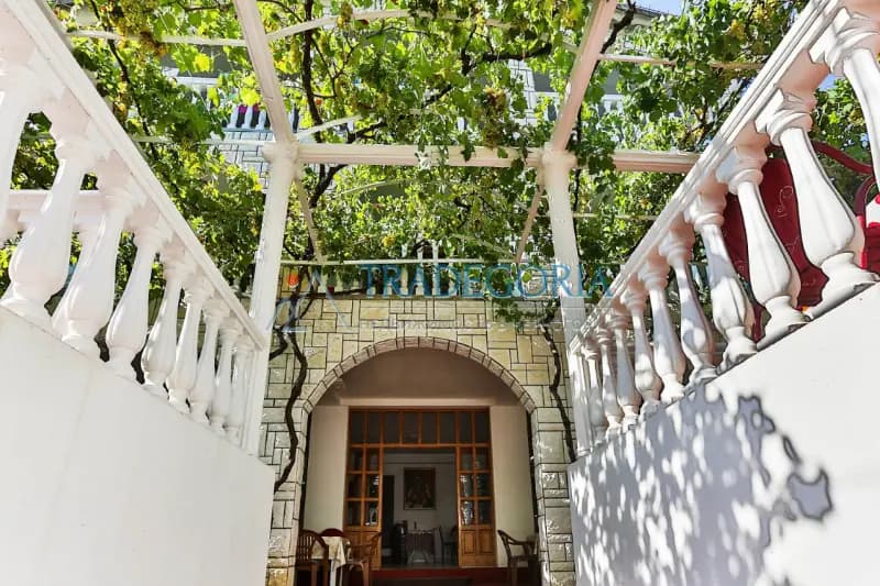 Sutomore'de restoran ve dairelere sahip ev