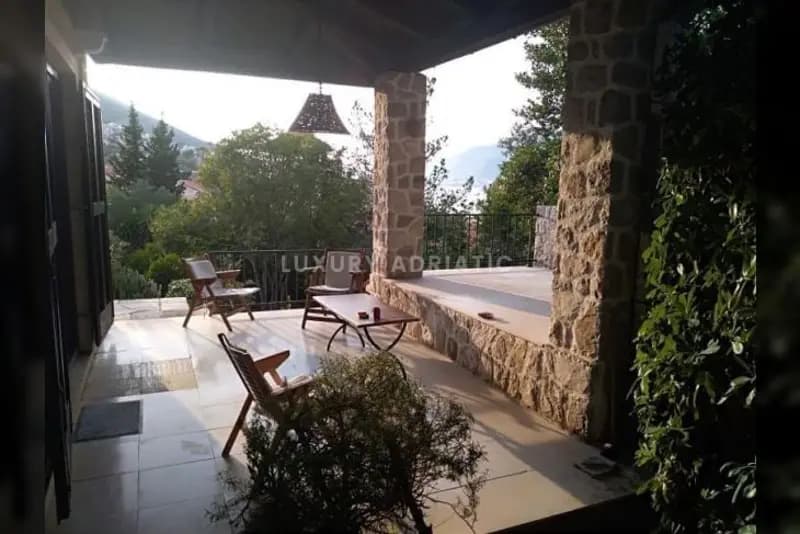1.141 m2 arazi ile birlikte Krasici'de satılık ev -- denize 2. sırada!