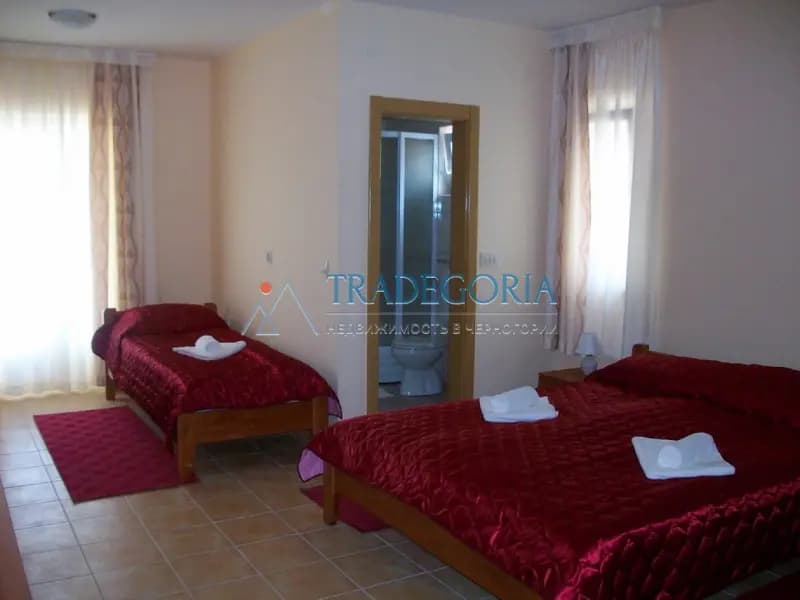 Sutomore'de yolun altında mini otel