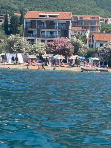 Deniz kenarında Kumbor'da iki odalı daire