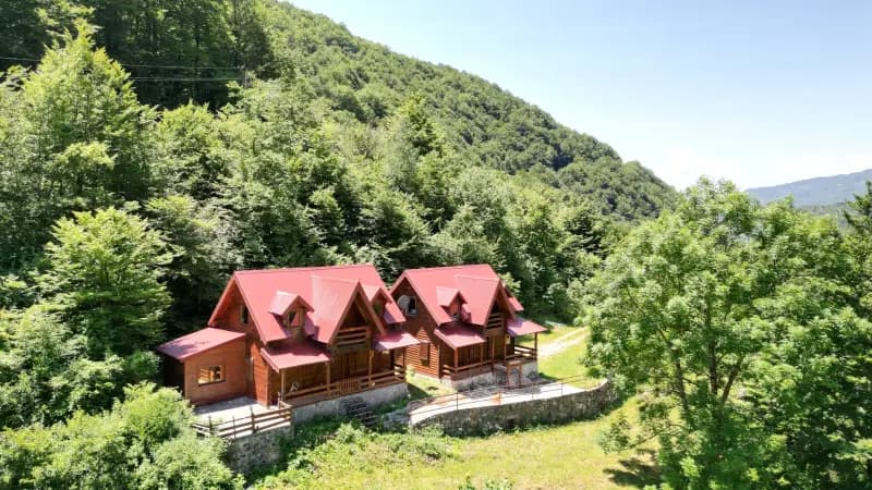 Kolaşin'de chalet tarzında iki ev – yasal