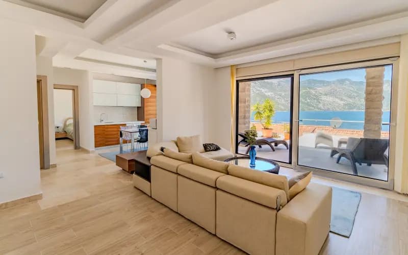 Ekskluzivni apartman s pogledom na more i terasom od 150 m2 u Kostanjici