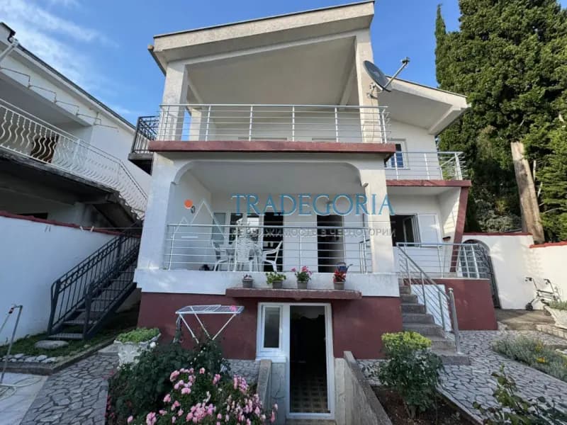 Udobna kuća sa dva apartmana u Sutomoru