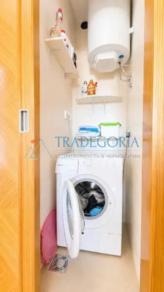 Prostoran stan sa panoramskim pogledom na more u centru Bara