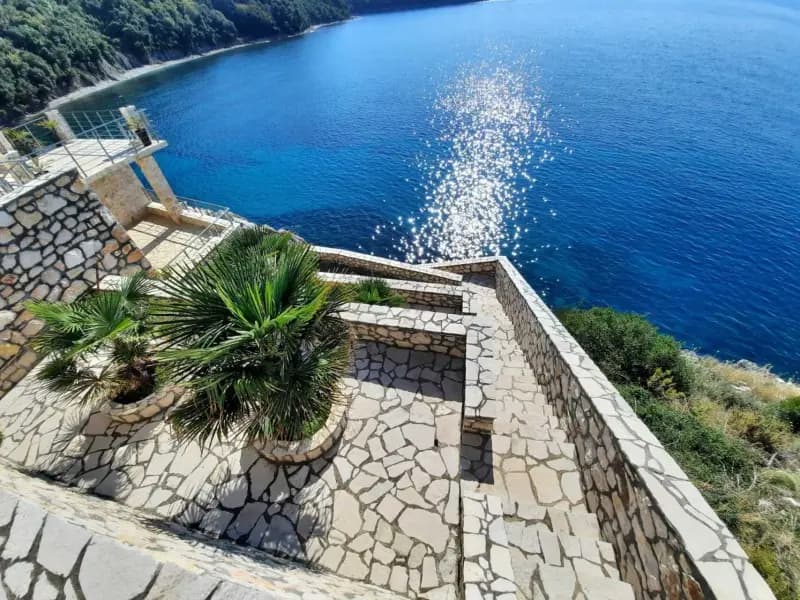 Vila na prvoj liniji s bazenom, privatnom plažom i pristupom moru