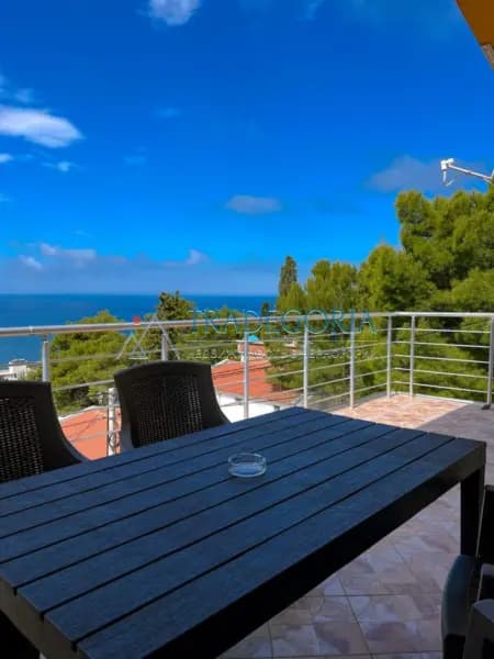 Bar, Haus mit Panoramablick auf das Meer