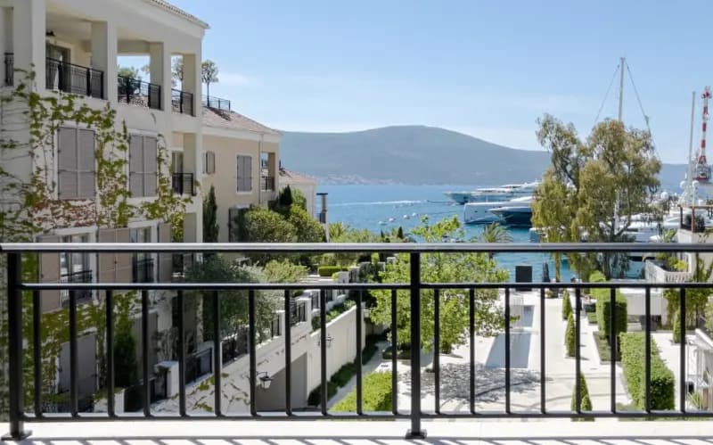 Novi trosoban penthouse s krovnim bazenom - Porto Montenegro