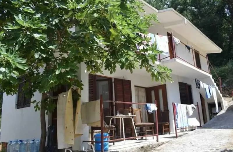 HAUS MIT 4 SCHLAFZIMMERN IN SUTOMORE, BAR