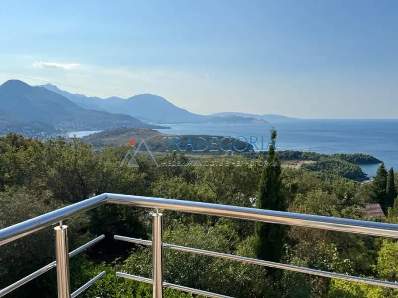 Jedinstvena vila sa panoramskim pogledom, okružena zelenilom