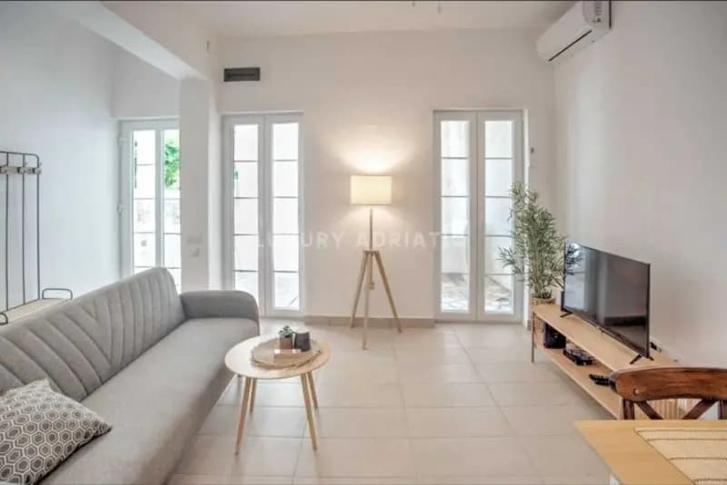 Baošići'de yeni apartman evi - denize 20 metre uzaklıkta