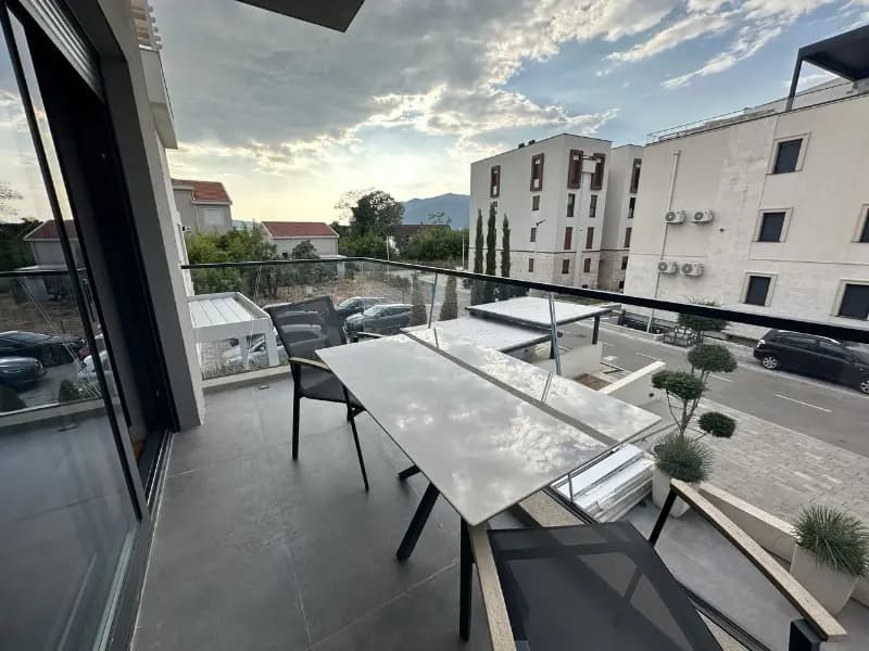 Denizden 50 metre uzaklıkta, Donja Lastva'da iki odalı daire.