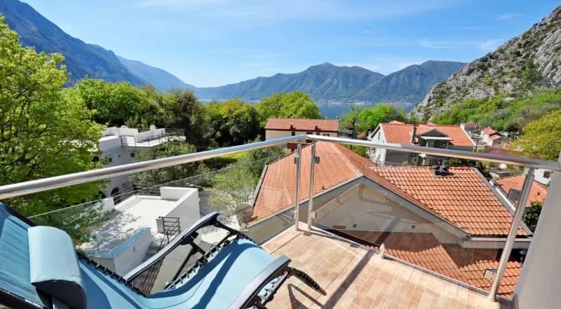 Orahovac'ta deniz manzaralı geniş daire 73 m2