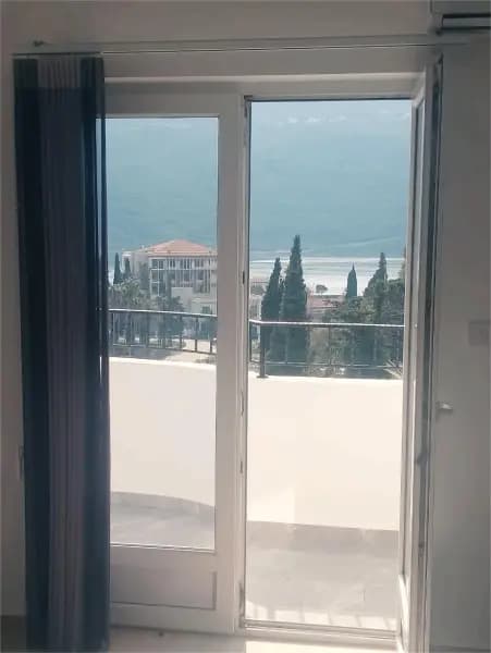 Kumbor - deniz manzaralı ve park yeri olan bir odalı daire