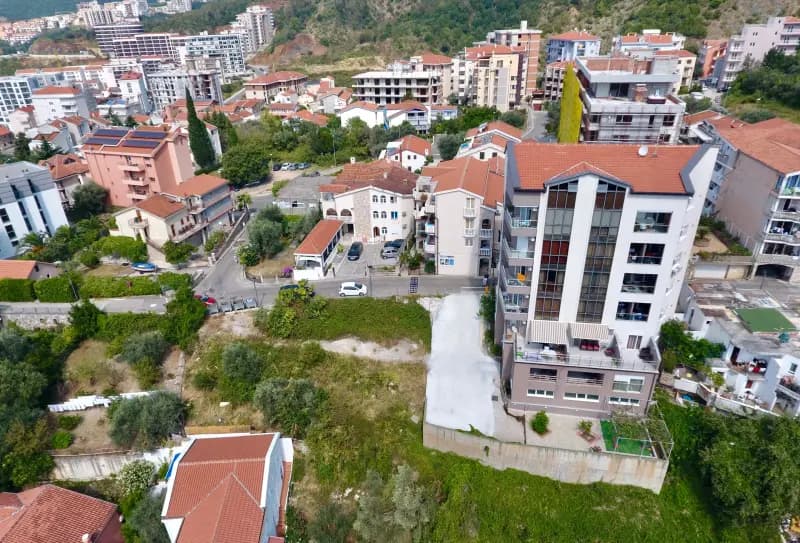 Bečići'de inşaat arsası no. 2052