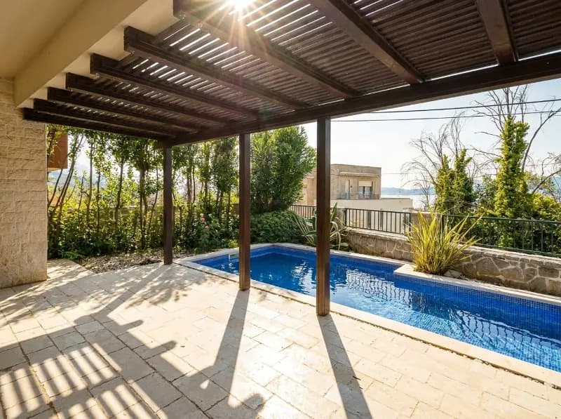 Havuzlu tamamen yenilenmiş villa - Donja Lastva