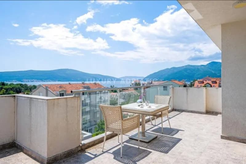 3-soban penthouse u kompleksu sa bazenima u Tivtu