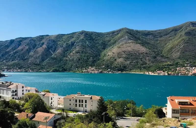 Dobrota'da Kotor Körfezi'ne açık manzaralı daire.