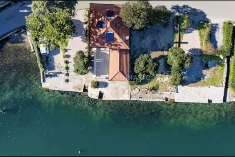 Yenilenmiş taş ev ve ponton - Boka'da eşsiz