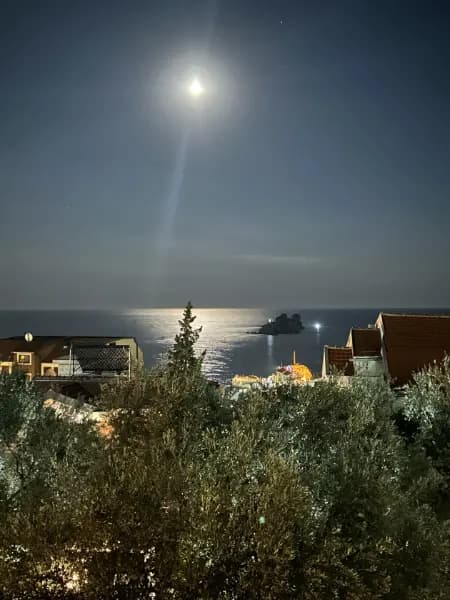 Petrovac'ta iki odalı daire – havuzlu bina