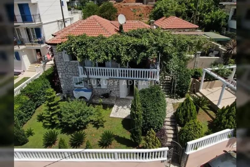 Kumbor'da birinci sırada yer alan ev