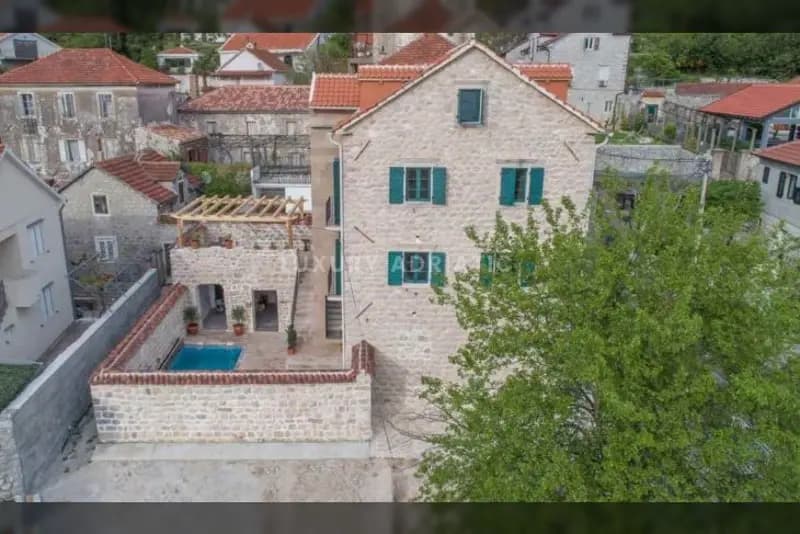 Kotor Körfezi'nde otel - yatırım için