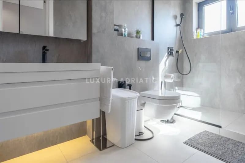Kavac, Tivat-Kotor'da havuzlu yeni villa