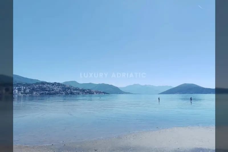Deniz kenarında 1. sırada arsa, Igalo