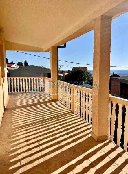 Kuća u Sutomoru sa 2 apartmana i pogledom na more.