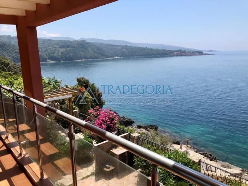 Two-bedroom apartment on the first line of the sea in Dobre Vode