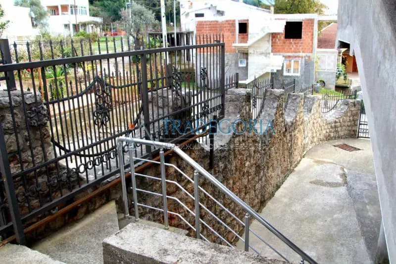 Velika trospratna kuća u Šušanju, Bar