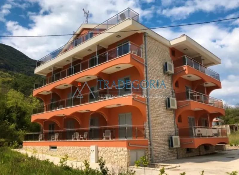 Prodaje se kuća sa stanovima u Herceg Novom, Sutorina