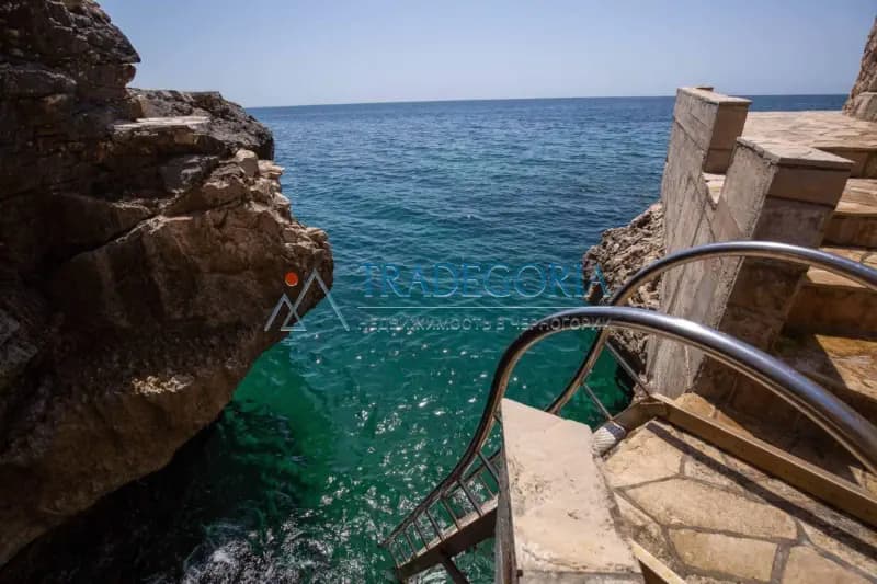 An apartment on the first line with 2 bedrooms in a complex with a pool and a beautiful sea view in Dobre Vode.