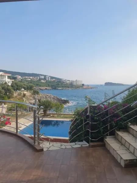 Vila s bazenom na prvoj liniji – direktan pristup moru