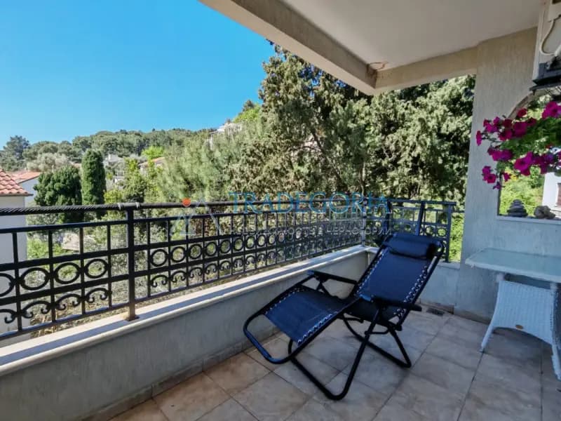 Petrovac. Dvosoban stan blizu mora, 260.000 €