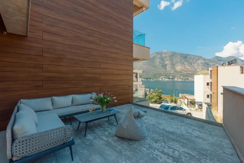 Deniz manzaralı Dobrota'da üç odalı daire