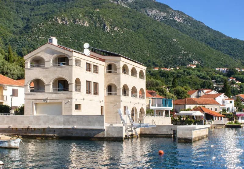 Villa mit privatem Steg am Meerufer