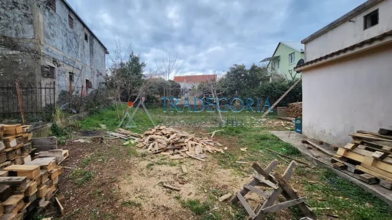 Dvospratna kuća 180m2 za renoviranje sa velikom parcelom 600m2 u selu Dobra Voda