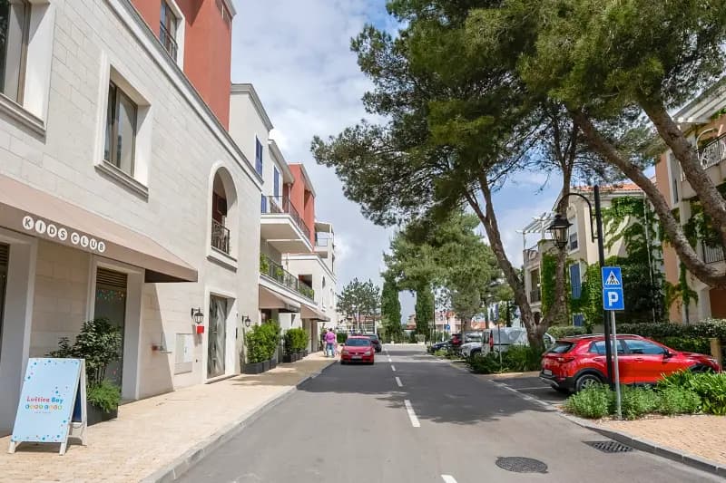 Geräumige Einzimmerwohnung im Zentrum von Luštica Bay