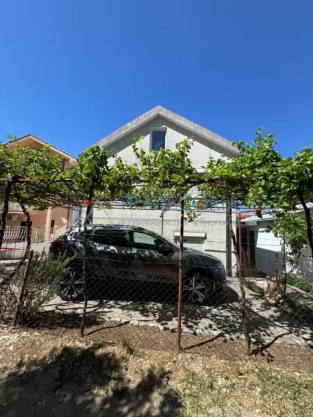 Jeftina dvospratna kuća sa pogledom na more u Sutomoru