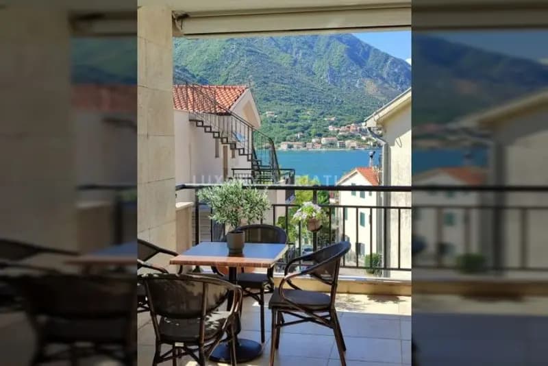 Prodaje se trosoban stan u Dobroti - 70 metara od mora