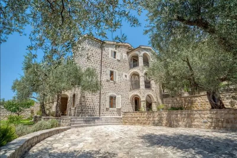 Budva Rivierası'nda havuzlu taş villa