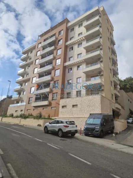 Bečići'de deniz manzaralı bir odalı daire