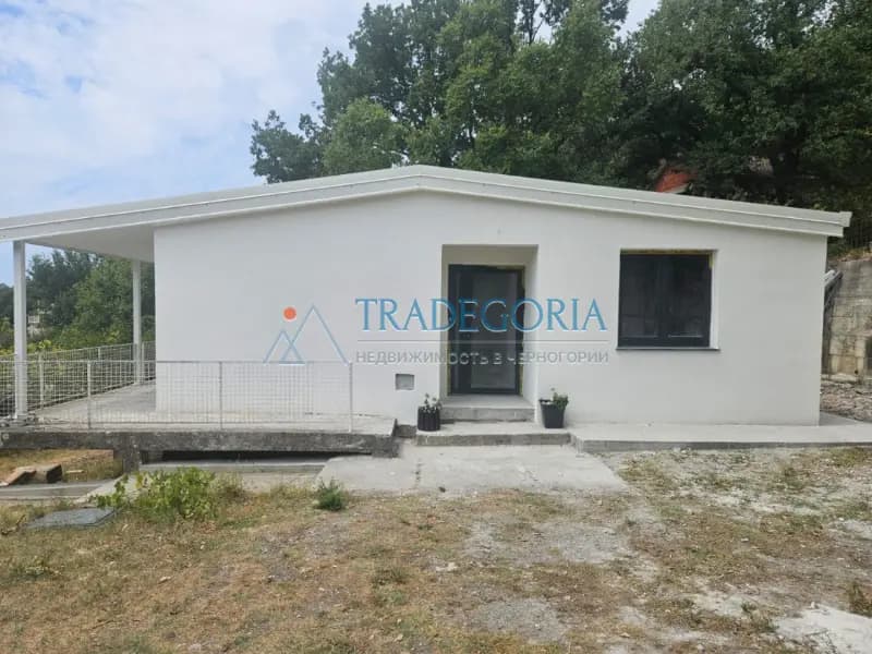 Na prodaju je legalna kuća u grubim završnim radovima sa pogledom na more.