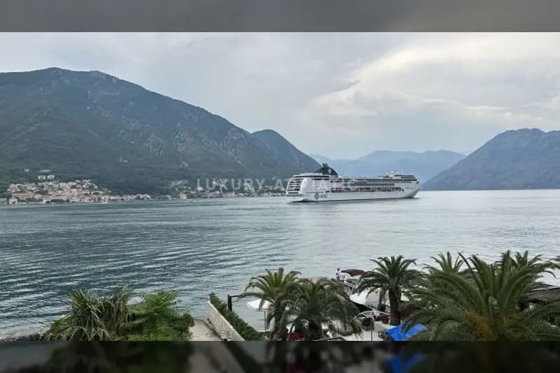 1 linija - Donbota, Kotor - stara kamena kuća