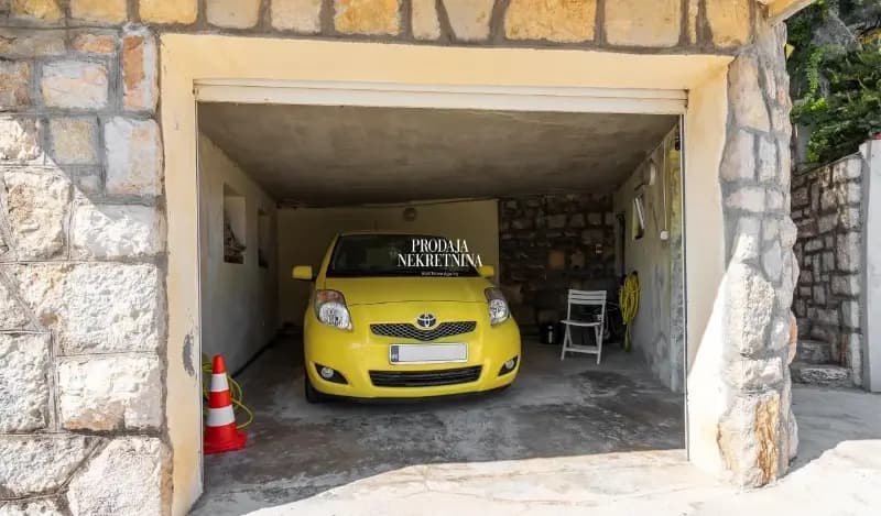 Donja Lastva'da muhteşem manzaralı ve özel garajlı daire.