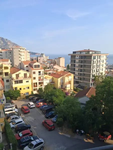 Bečići – prodajem dva 1-sobna stana s pogledom na more i garažom – Super cijena