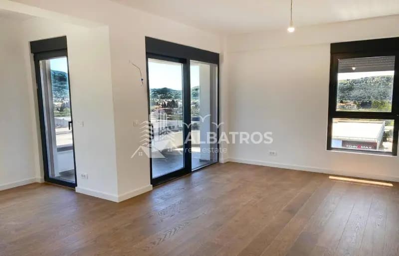 Dvosoban Nenamjesten Stan, 74m2, Centar, Bar