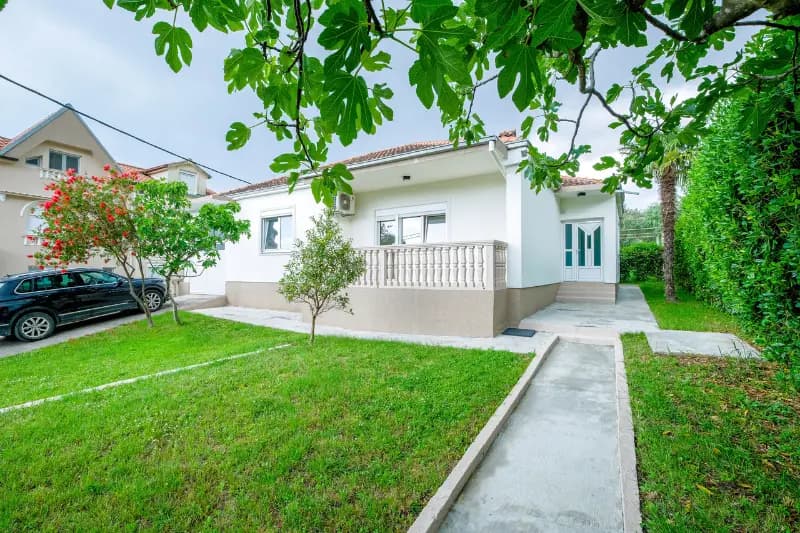 Renoviertes Familienhaus in einem ruhigen Teil von Tivat.